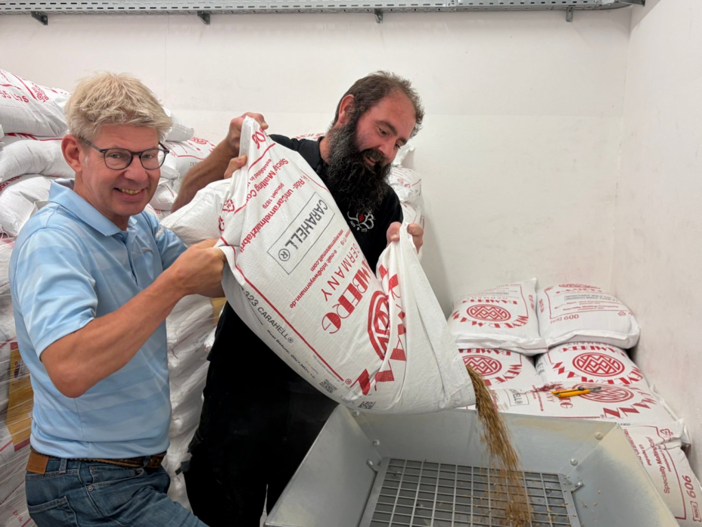 Sud ansetzen: Spezial-Karamellmalz für das süffig-helle Jubiläumsbier